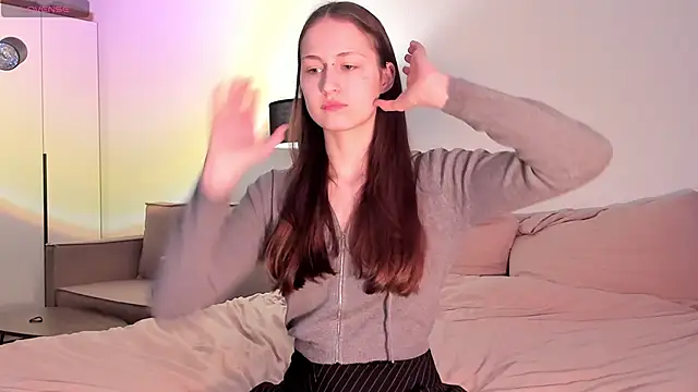 julie qwerty online show from March 17, 2026, 1:25 pm