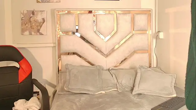 Curlystartt online show from January 19, 2026, 12:53 pm