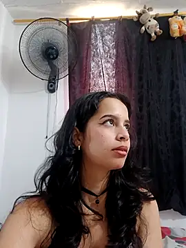 Snapshot of Emmi_Nowit chatting on January 19, 2026, 1:04 pm Emmi Nowit online show from January 19, 2026, 1:04 pm