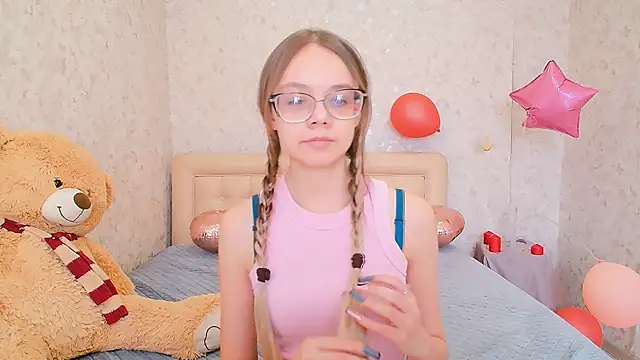 Snapshot of LolliStrawberry chatting on March 13, 2026, 7:02 am LolliStrawberry online show from March 13, 2026, 7:02 am