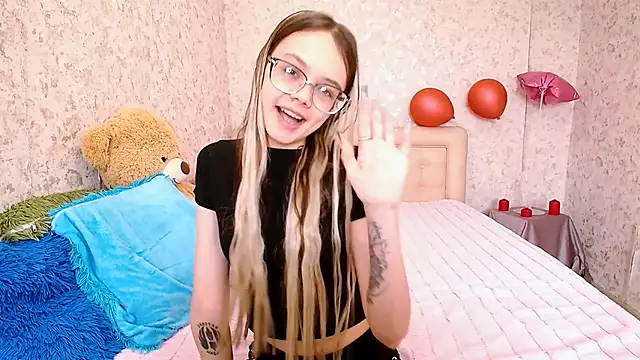 Snapshot of LolliStrawberry chatting on March 26, 2026, 6:44 am LolliStrawberry online show from March 26, 2026, 6:44 am