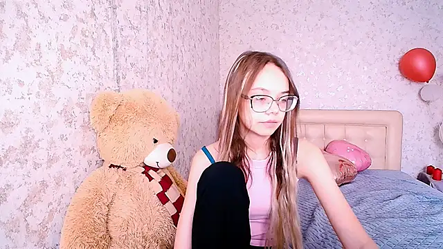 Snapshot of LolliStrawberry chatting on March 7, 2026, 2:18 am LolliStrawberry online show from March 7, 2026, 2:18 am