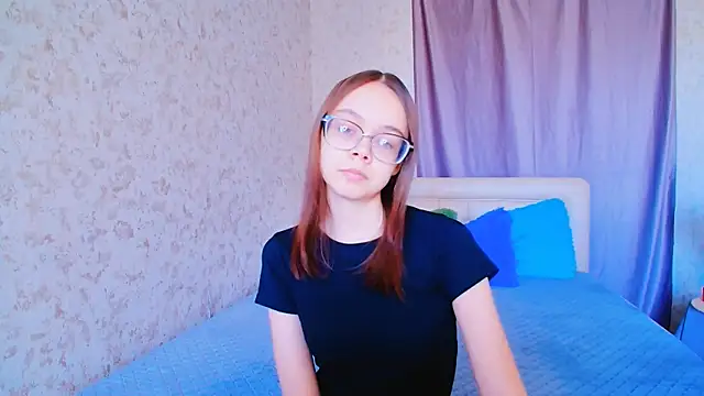 Snapshot of LolliStrawberry chatting on April 1, 2026, 7:53 am LolliStrawberry online show from April 1, 2026, 7:53 am