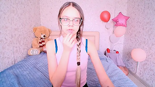 Snapshot of LolliStrawberry chatting on March 6, 2026, 7:47 am LolliStrawberry online show from March 6, 2026, 7:47 am