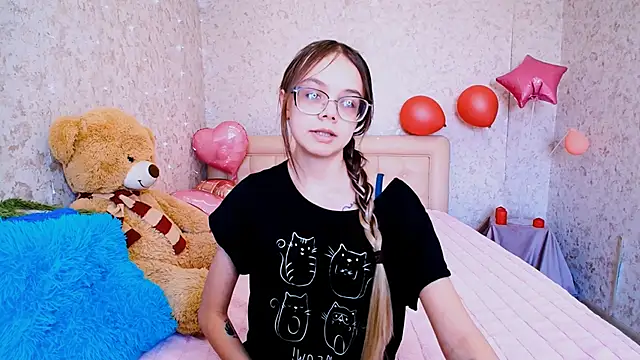 Snapshot of LolliStrawberry chatting on March 21, 2026, 8:19 am LolliStrawberry online show from March 21, 2026, 8:19 am