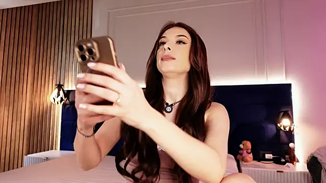 KylieeV online show from April 18, 2026, 9:11 am