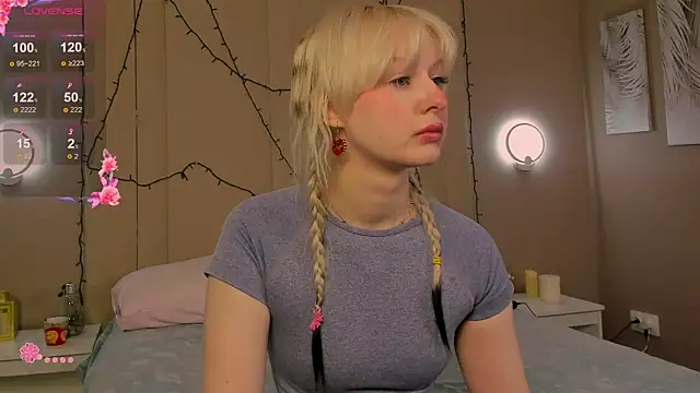 Snapshot of AdeleSilvy chatting on March 14, 2026, 1:44 am AdeleSilvy online show from March 14, 2026, 1:44 am