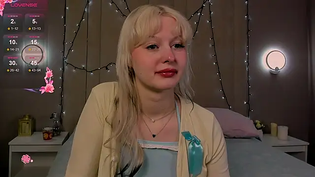 Snapshot of AdeleSilvy chatting on March 17, 2026, 2:03 am AdeleSilvy online show from March 17, 2026, 2:03 am