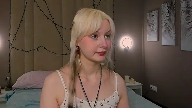 Snapshot of AdeleSilvy chatting on February 19, 2026, 1:57 am AdeleSilvy online show from February 19, 2026, 1:57 am