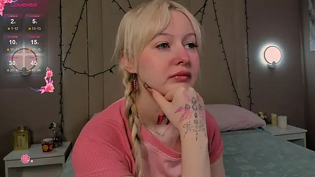 Snapshot of AdeleSilvy chatting on March 19, 2026, 1:49 am AdeleSilvy online show from March 19, 2026, 1:49 am