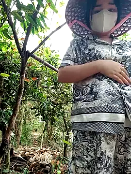 Snapshot of EnzxMoon02 chatting on January 13, 2026, 4:27 am EnzxMoon02 online show from January 13, 2026, 4:27 am