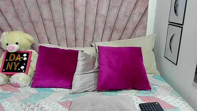 danibellucii  online show from February 25, 2026, 3:40 am