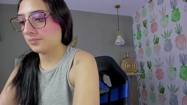 Snapshot of emma_hiltonn_ chatting on March 19, 2026, 2:22 am emma hiltonn online show from March 19, 2026, 2:22 am