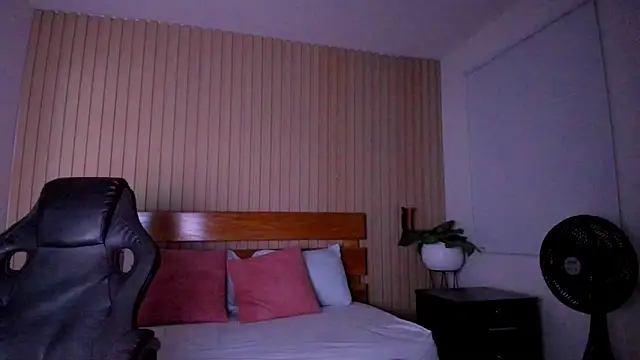 Snapshot of emma_hiltonn_ chatting on March 12, 2026, 2:50 am emma hiltonn online show from March 12, 2026, 2:50 am