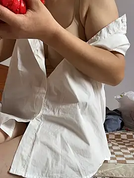 Sini-ii online show from May 12, 2026, 2:52 am