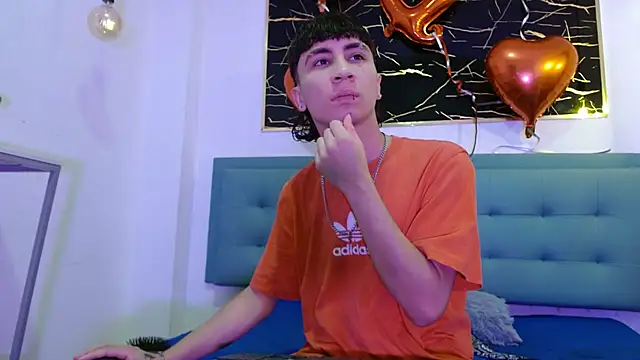 Snapshot of XanderGrey8 chatting on February 17, 2026, 7:22 pm XanderGrey8 online show from February 17, 2026, 7:22 pm