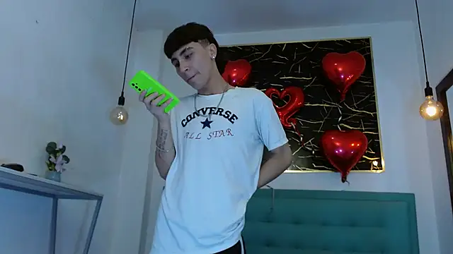 Snapshot of XanderGrey8 chatting on February 18, 2026, 7:32 pm XanderGrey8 online show from February 18, 2026, 7:32 pm