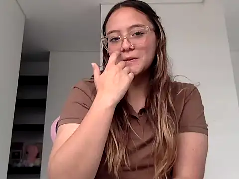 LOLA R  online show from February 2, 2026, 6:29 pm