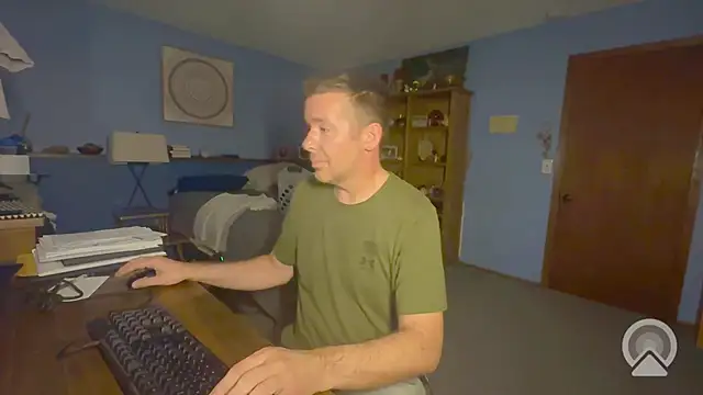 chrisw8140 online show from August 4, 2026, 7:13 am