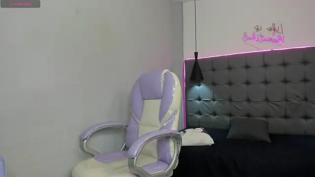 scarletcherry18 online show from August 4, 2026, 3:33 am