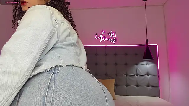 scarletcherry18 online show from February 5, 2026, 3:35 am