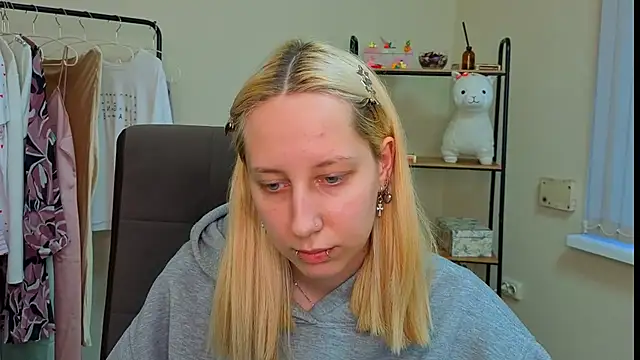 EmilyReyess online show from February 10, 2026, 2:16 pm