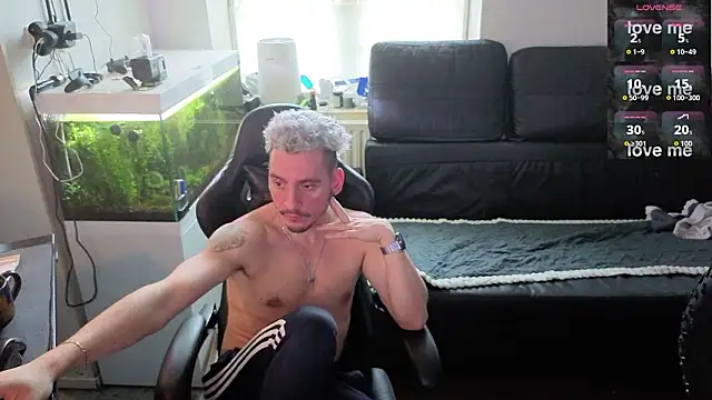 Snapshot of Rayzel_White chatting on February 9, 2026, 12:25 pm Rayzel White online show from February 9, 2026, 12:25 pm