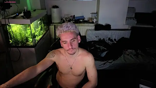 Snapshot of Rayzel_White chatting on March 11, 2026, 11:43 pm Rayzel White online show from March 11, 2026, 11:43 pm