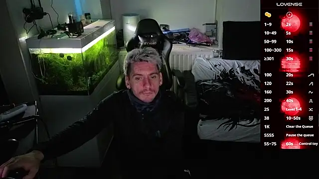 Snapshot of Rayzel_White chatting on March 3, 2026, 7:43 pm Rayzel White online show from March 3, 2026, 7:43 pm