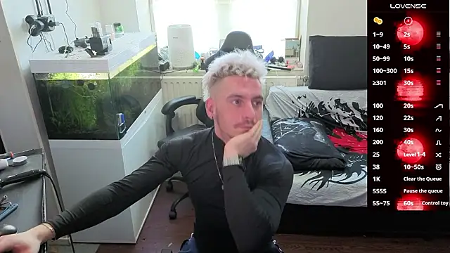 Snapshot of Rayzel_White chatting on March 4, 2026, 12:13 pm Rayzel White online show from March 4, 2026, 12:13 pm