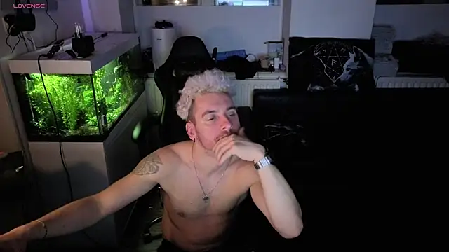 Snapshot of Rayzel_White chatting on March 20, 2026, 3:40 am Rayzel White online show from March 20, 2026, 3:40 am