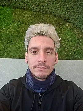 Snapshot of Rayzel_White chatting on February 28, 2026, 1:44 pm Rayzel White online show from February 28, 2026, 1:44 pm