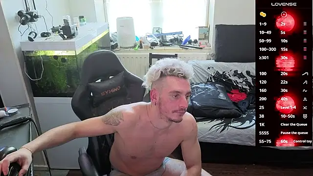 Snapshot of Rayzel_White chatting on March 5, 2026, 1:30 pm Rayzel White online show from March 5, 2026, 1:30 pm