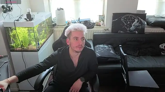 Snapshot of Rayzel_White chatting on March 19, 2026, 3:34 pm Rayzel White online show from March 19, 2026, 3:34 pm