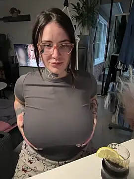 Snapshot of NyxTattoo chatting on April 13, 2026, 6:01 pm NyxTattoo online show from April 13, 2026, 6:01 pm