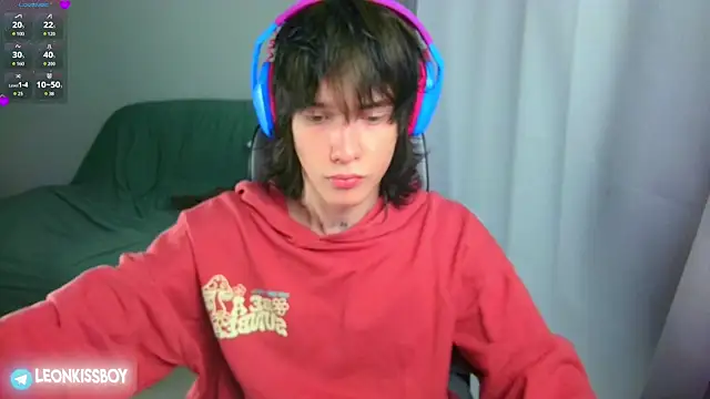 LeonBoykisser online show from June 25, 2026, 2:44 pm