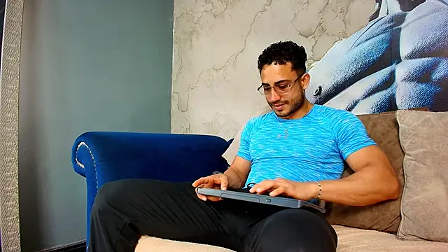 Snapshot of Vans_Ross chatting on June 22, 2026, 2:36 pm Vans Ross online show from June 22, 2026, 2:36 pm