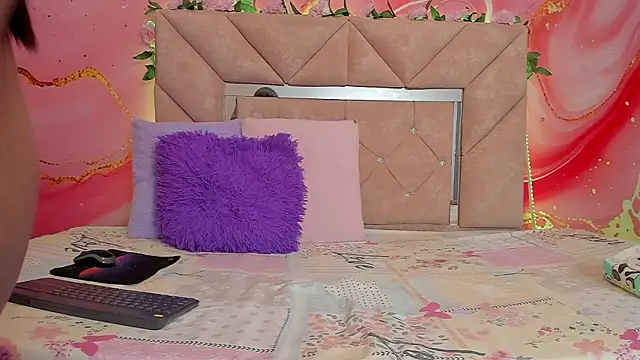 sweet  luna   online show from February 21, 2026, 11:01 am