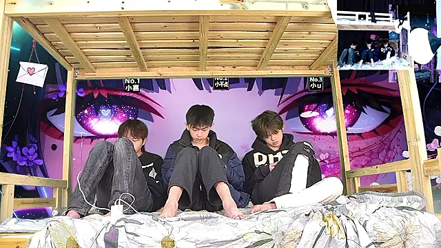 xiaohuangren01 online show from February 6, 2026, 1:56 am