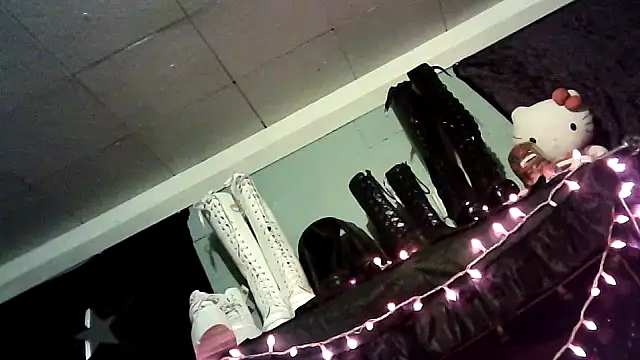 allymoon1369 online show from April 16, 2026, 7:53 am