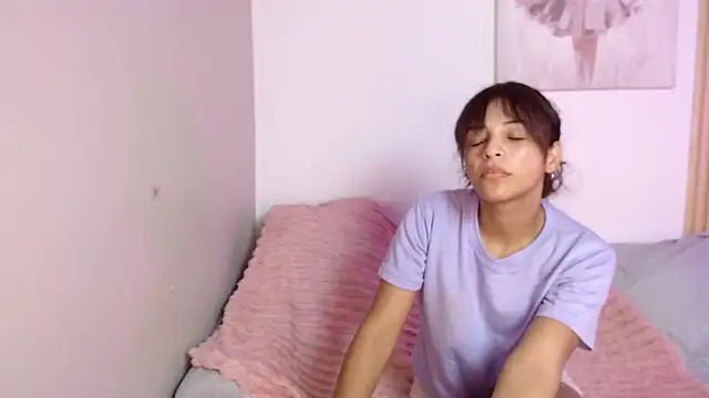 chloe peach  online show from May 4, 2026, 12:08 pm