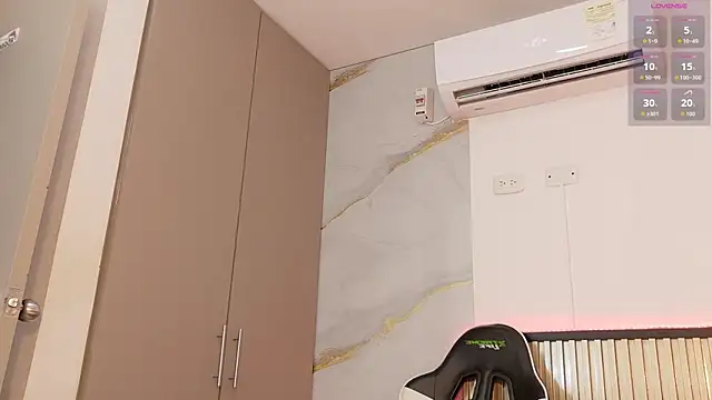 Scarlet Vixen  online show from February 18, 2026, 12:01 pm