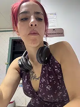 Snapshot of elodie_rouge chatting on August 4, 2026, 12:10 pm elodie rouge online show from August 4, 2026, 12:10 pm