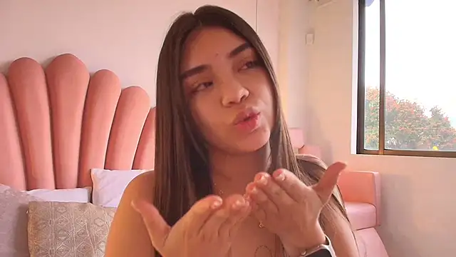 EmmaSnnow online show from February 5, 2026, 12:12 pm