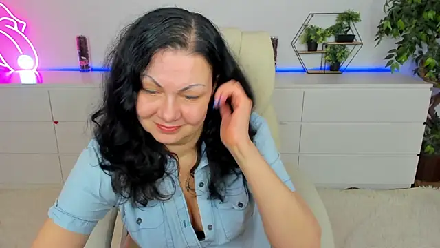 IrissMoon online show from March 5, 2026, 6:32 am