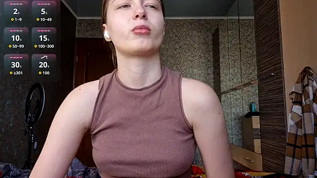 Snapshot of MousyHello chatting on February 13, 2026, 7:19 am MousyHello online show from February 13, 2026, 7:19 am