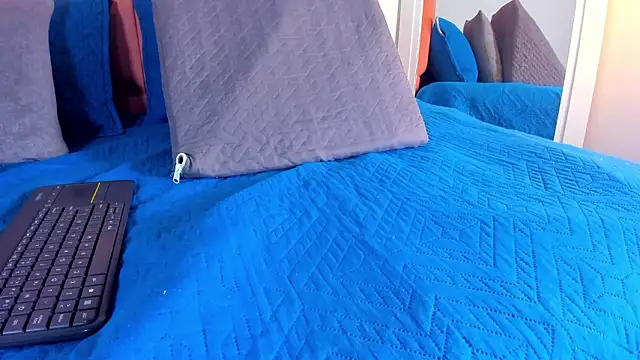 rose thompson19 online show from February 4, 2026, 7:09 pm