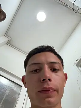Snapshot of santiObrero chatting on June 27, 2026, 3:29 pm santiObrero online show from June 27, 2026, 3:29 pm