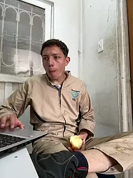 Snapshot of santiObrero chatting on July 15, 2026, 3:30 pm santiObrero online show from July 15, 2026, 3:30 pm