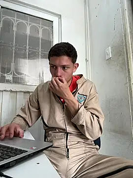 Snapshot of santiObrero chatting on July 7, 2026, 3:37 pm santiObrero online show from July 7, 2026, 3:37 pm